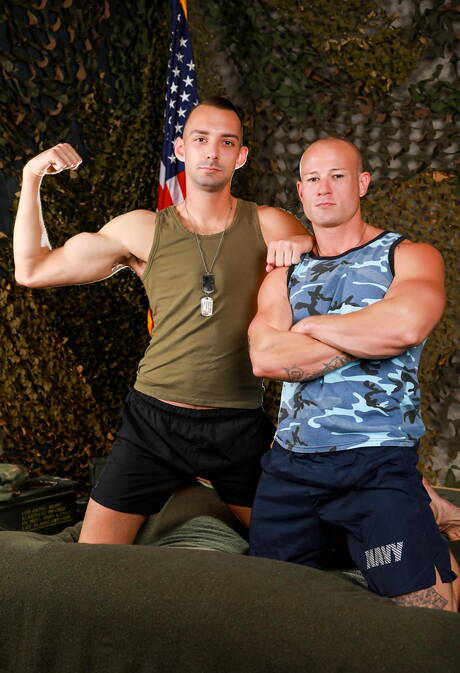 Knappe kerel Johnny B II en de sterke Amerikaanse stier Niko Carr in hete homoseksuele actie