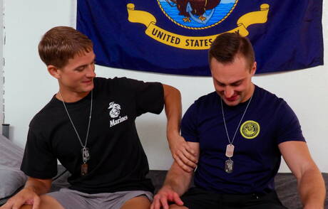 Dois caras americanos musculosos, Brandon Anderson e Damien White, fazem sexo anal ao ar livre