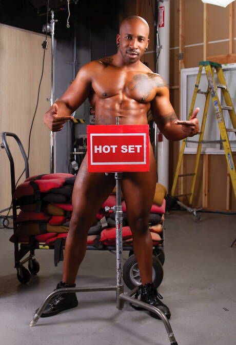 黒人の雄牛マックス・コナーとザビエル・ゼインがフェラチオの後にアナルファック