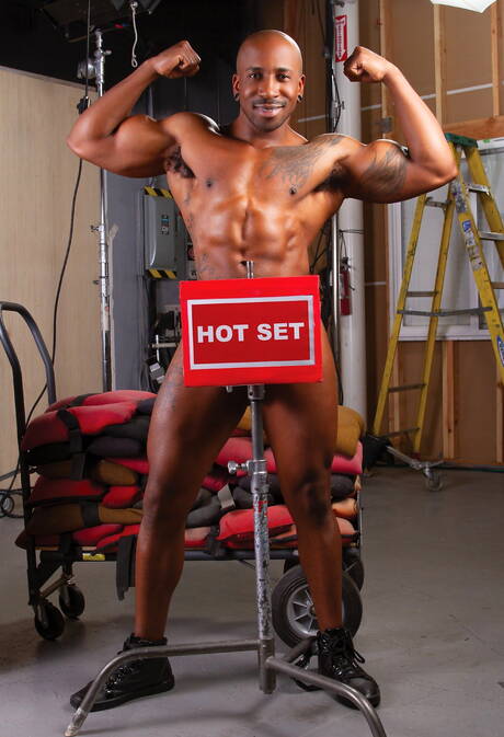 黒人の雄牛マックス・コナーとザビエル・ゼインがフェラチオの後にアナルファック