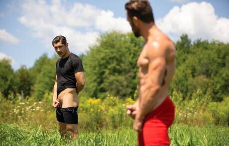 Le mec sensuel Rocky Vallarta et le garçon sensuel James Fox dans le sexe anal dur à l