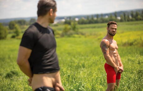 Le mec sensuel Rocky Vallarta et le garçon sensuel James Fox dans le sexe anal dur à l