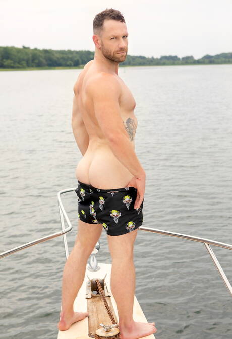 性感好友 Alex Mecum、Thyle Knoxx 和 Kit Cohen 在泳池裡互相猛乾