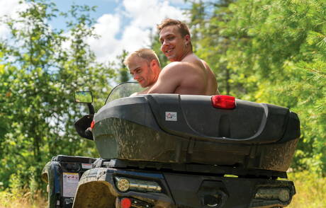 性感男孩 Gabriel Clark、Darenger Mccarthy 和 Ace Quinn 在戶外享受了一場精彩的三人性愛