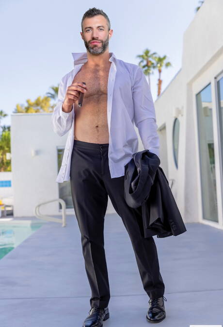 2人のアメリカ人の男の子、たくましい男のエイドリアン・ハートと成熟したクマのコール・コナーは、屋外で吸った後にお尻をファックします