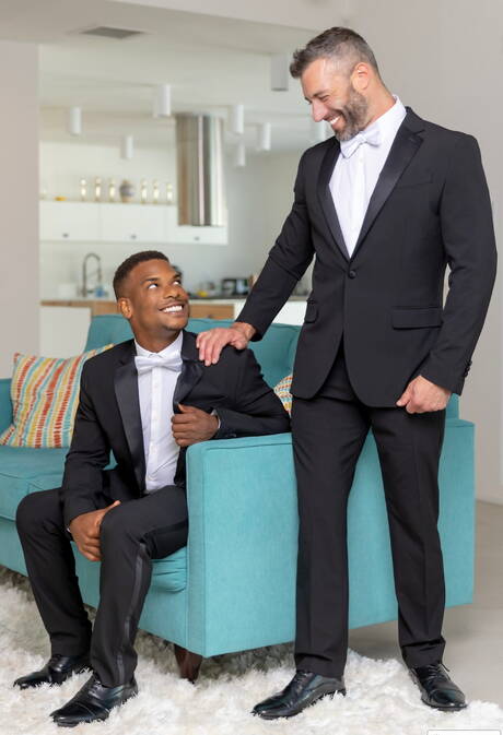 2人のアメリカ人の男の子、たくましい男のエイドリアン・ハートと成熟したクマのコール・コナーは、屋外で吸った後にお尻をファックします