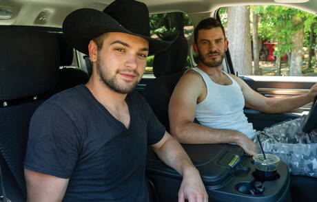 Vander Pulaski i amerykański siłacz Johnny Rapid ruchają się w dupę po obciąganiu na zewnątrz