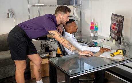 Czarny przystojniak Adrian Hart i francuski przystojniak Chris Damned uprawiają międzyrasowy seks