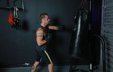 Chad Taylor y el duro americano Nic Sahara se follan el culo después de chuparlo