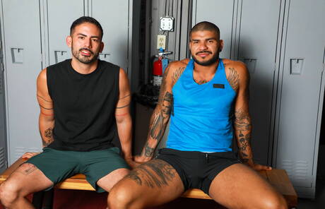 Il bel ragazzo latino Cesar Rossi e Helloojose in un bollente sesso anale con fisting