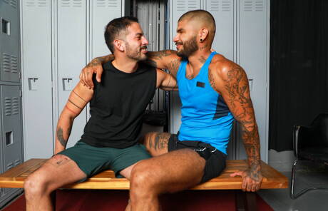 Il bel ragazzo latino Cesar Rossi e Helloojose in un bollente sesso anale con fisting