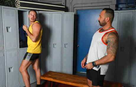 委內瑞拉辣妹 Julian Torres 和 Michael Seraph 吸吮後做了屁股