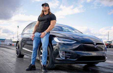 アメリカの成熟したクマのコール・コナーとダレンジャー・マッカーシーが屋外で熱いセックスをする