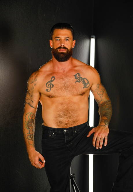 Next Door Studios: Hot american boys well-built Casey Everett and mature bear Alpha Wolfe fuck ass after sucking