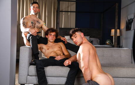 Die geilen Jungs Michael Boston, Julian Brady und Blake Wilder bei heißer Dreier-Arschfick-Action
