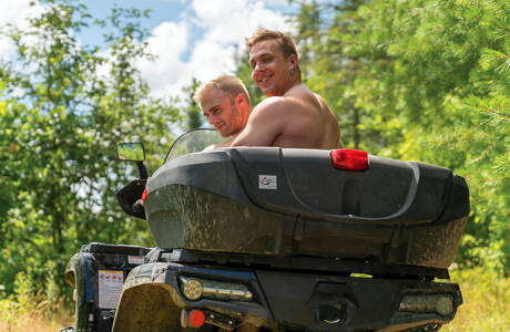 Sexy Gabriel Clark, Darenger Mccarthy und Ace Quinn bei heißem Dreier-Arschfick im Freien
