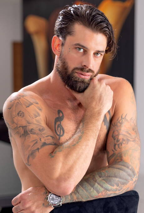 英國肌肉男Josh Moore和美國毛茸茸的熊Alpha Wolfe進行激烈的肛交