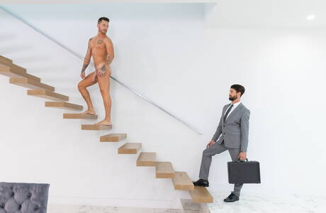 英國肌肉男Josh Moore和美國毛茸茸的熊Alpha Wolfe進行激烈的肛交