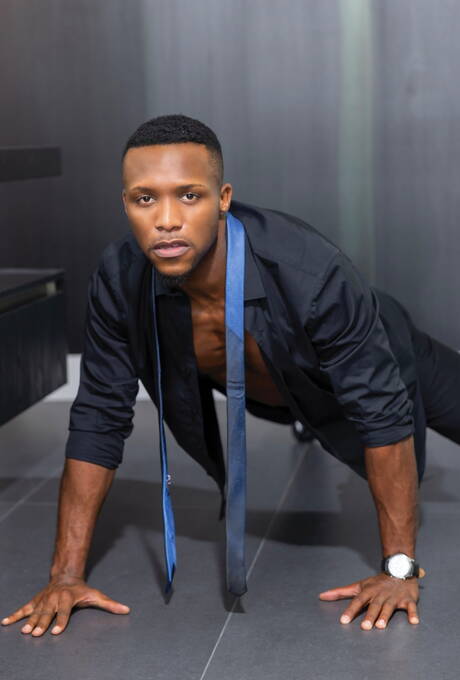 I simpatici amici americani Andre Donovan e Jake Waters si scopano il culo dopo aver succhiato il cazzo