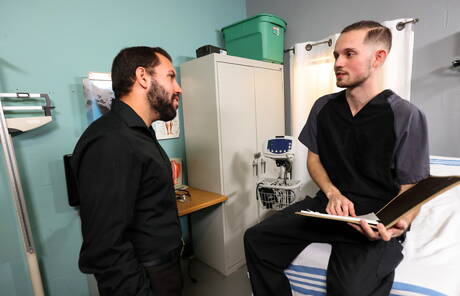 Der schöne Amerikaner Christian Ace und der gut gebaute Alonzo Diaz ficken nach dem Blowjob und der Faust