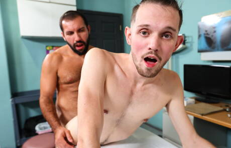 Der schöne Amerikaner Christian Ace und der gut gebaute Alonzo Diaz ficken nach dem Blowjob und der Faust