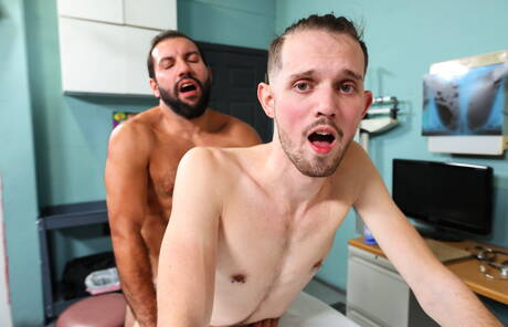 Der schöne Amerikaner Christian Ace und der gut gebaute Alonzo Diaz ficken nach dem Blowjob und der Faust