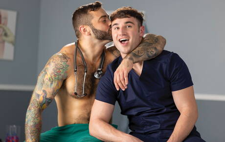 De gespierde Britse Michael Boston en Drew Valentino hebben goede seks