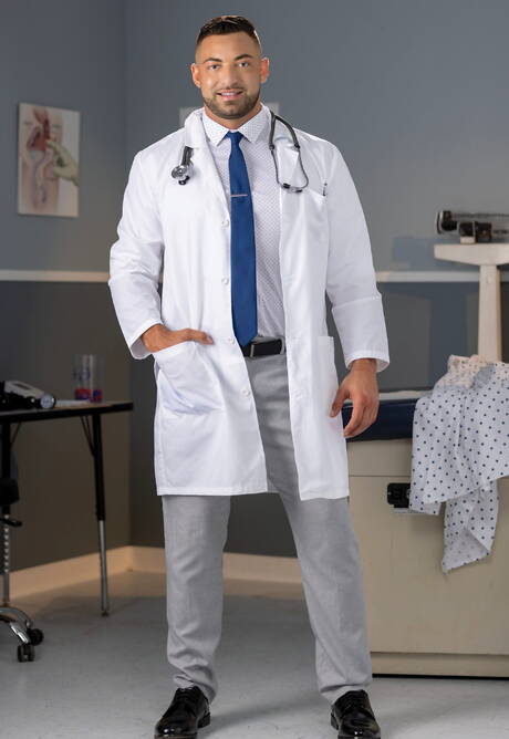 Czarny husky facet Adrian Hart i Lucca Mazzi w czarnym na białym seksie analnym