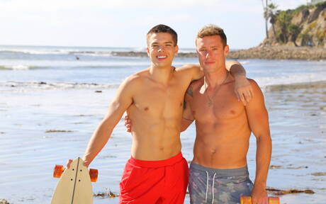 Dobrze zbudowany Amerykanin Justin Matthews i Evan Knoxx w gorącej homoseksualnej scenie na plaży