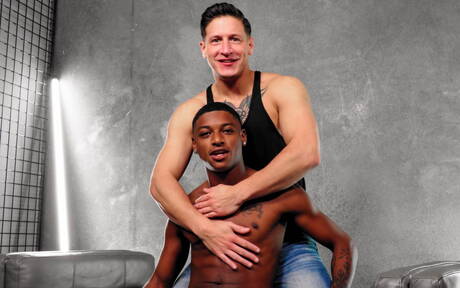 Amerykański muskularny Dalton Riley i Ty Santana w międzyrasowej miłości