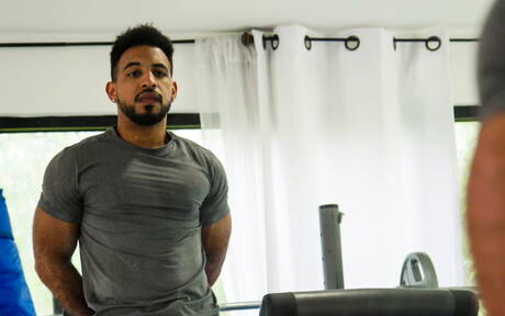 Zwarte sterke man Adrian Hart en Rodrigo Amor zuigen en neuken elkaar