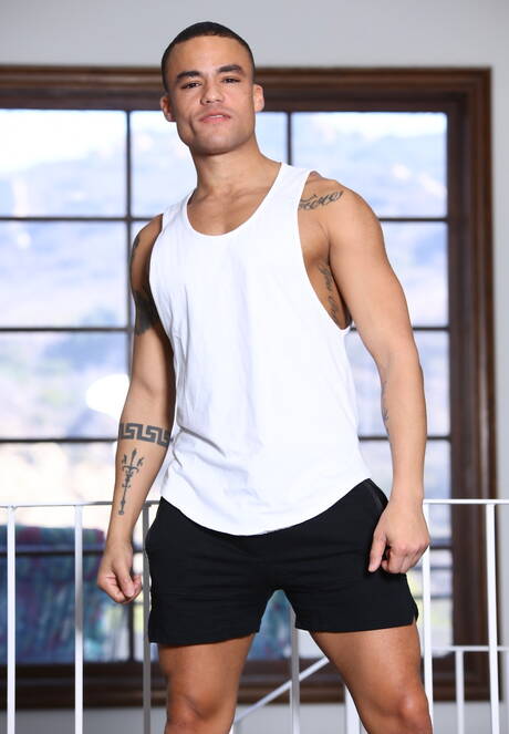 Sexy Amerikaner, der muskulöse Beaux Banks und der haarige Hengst Zario Travezz in einer Schwanzlutschszene