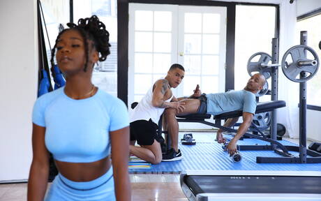 Sexy Amerikaner, der muskulöse Beaux Banks und der haarige Hengst Zario Travezz in einer Schwanzlutschszene