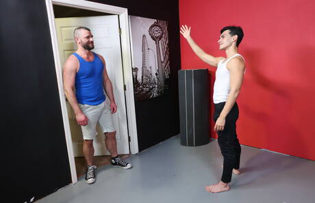 Les Américains sexy, le musclé Jake Morgan et le minet Aaron Perez ont une relation sexuelle torride