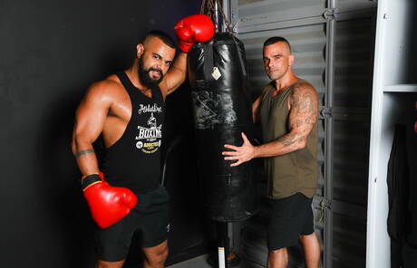 Der brasilianische Muskelprotz Tony Orion und der amerikanische Schönling Damien Crosse lutschen und ficken sich gegenseitig