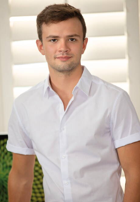 O simpático garanhão americano Arad Winwin e o bem constituído Logan Cross fazem amor