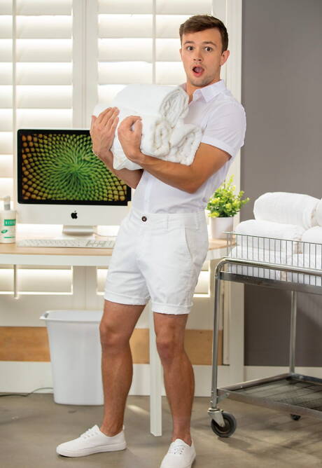 O simpático garanhão americano Arad Winwin e o bem constituído Logan Cross fazem amor