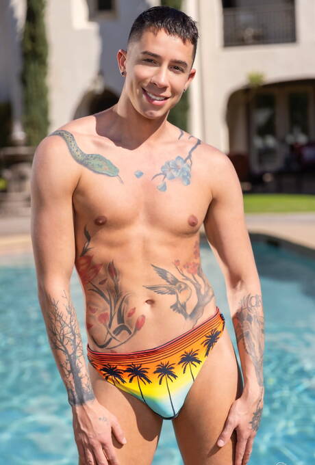 Der britische Superhengst Michael Boston und der amerikanische attraktive Vincent Oreilly posieren nackt und zeigen ihren knackigen Hintern am Pool