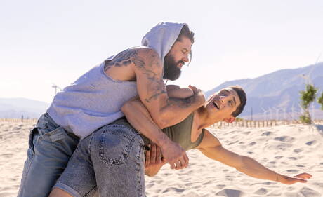 Twee Amerikaanse kerels, de harige beer Alpha Wolfe en superstud Jim Fit, doen een handjob buitenshuis