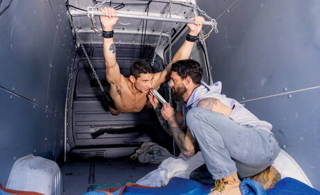 2人のアメリカ人の毛深いクマのアルファ・ウルフとスーパースタッドのジム・フィットが屋外で手コキをしている