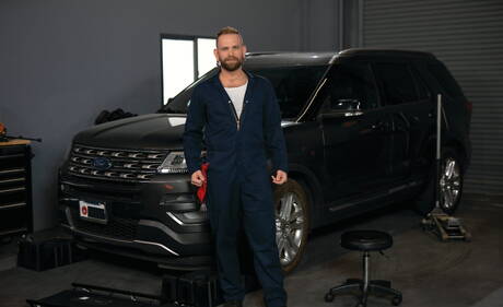 Zwei amerikanische Jungs, der heiße Bär Josh Mikael und der Superhengst Jim Fit, haben heißen Sex mit Fisting