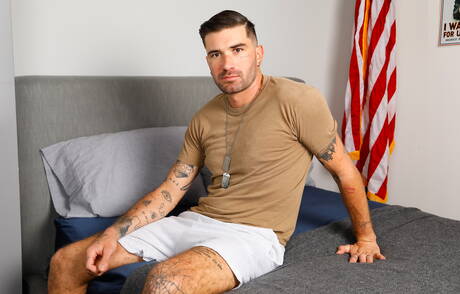 美國強壯公牛Niko Carr和法國壯漢Chris Damned在激烈的同性戀行為中