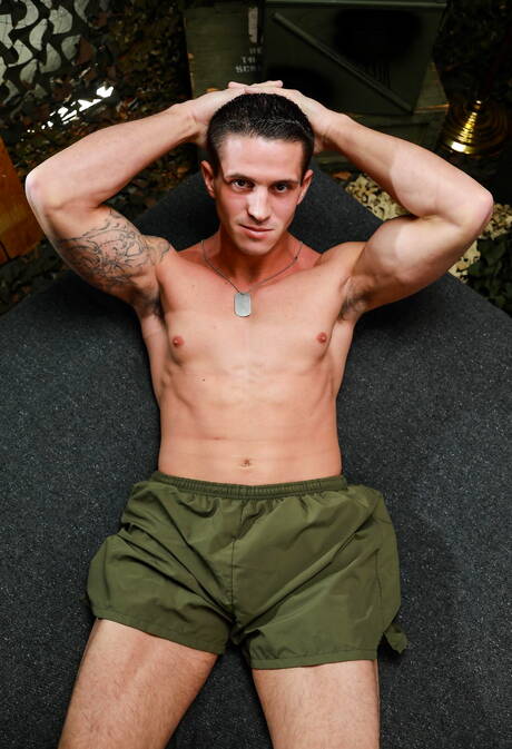 O jovem americano Ryan Jordan e o garanhão Nick Clay transam depois de chupar um pau