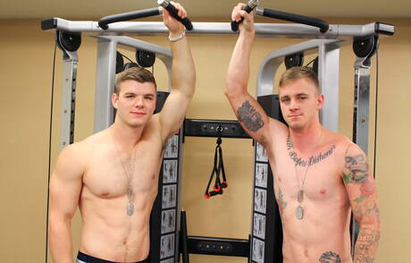 Il muscoloso americano Ivan James fa sesso anale a tre all