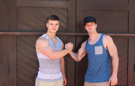 Amerykański muskularny Ivan James uprawia seks analny w trójkącie na zewnątrz