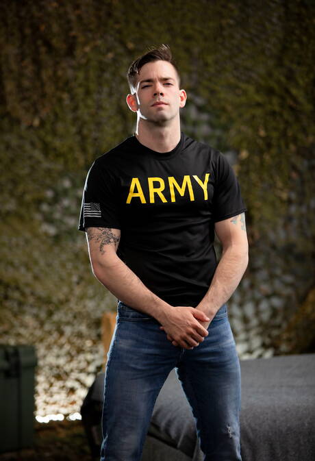 Die haarigen amerikanischen Hengst Julian Brady und Kyler Drayke bohren einen Arsch