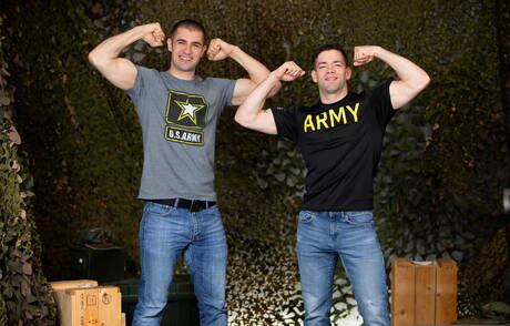 Die haarigen amerikanischen Hengst Julian Brady und Kyler Drayke bohren einen Arsch