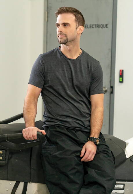 Horny buddies Skyy Knox, Gabriel Clark and Tayler Tash in threesome fuck action