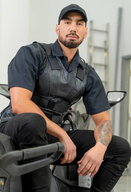 Horny buddies Skyy Knox, Gabriel Clark and Tayler Tash in threesome fuck action