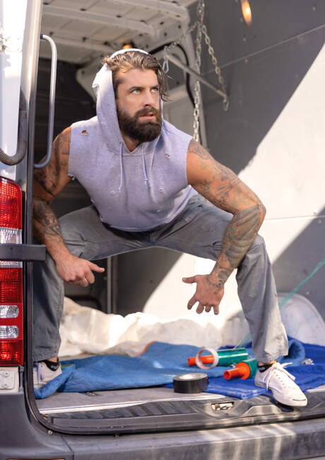 Amerikaanse pornosterren, harige beer Alpha Wolfe en hengst Jim Fit neuken elkaar na een pijpbeurt buiten